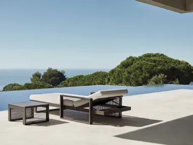 Lettino The Factory Sun Lounger e tavolino di Vondom