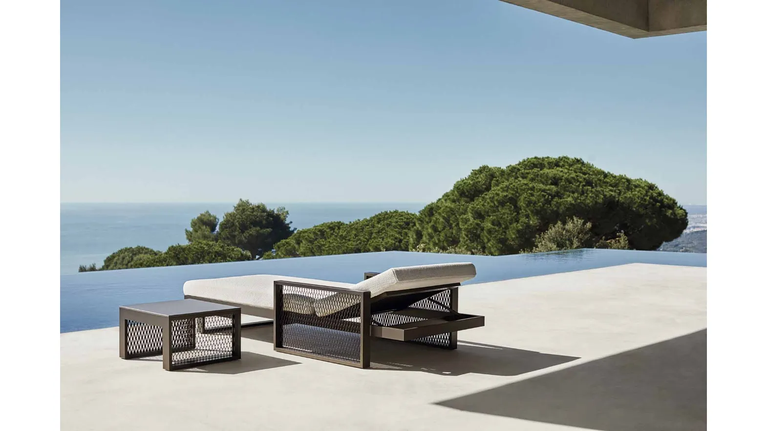 Lettino The Factory Sun Lounger e tavolino di Vondom